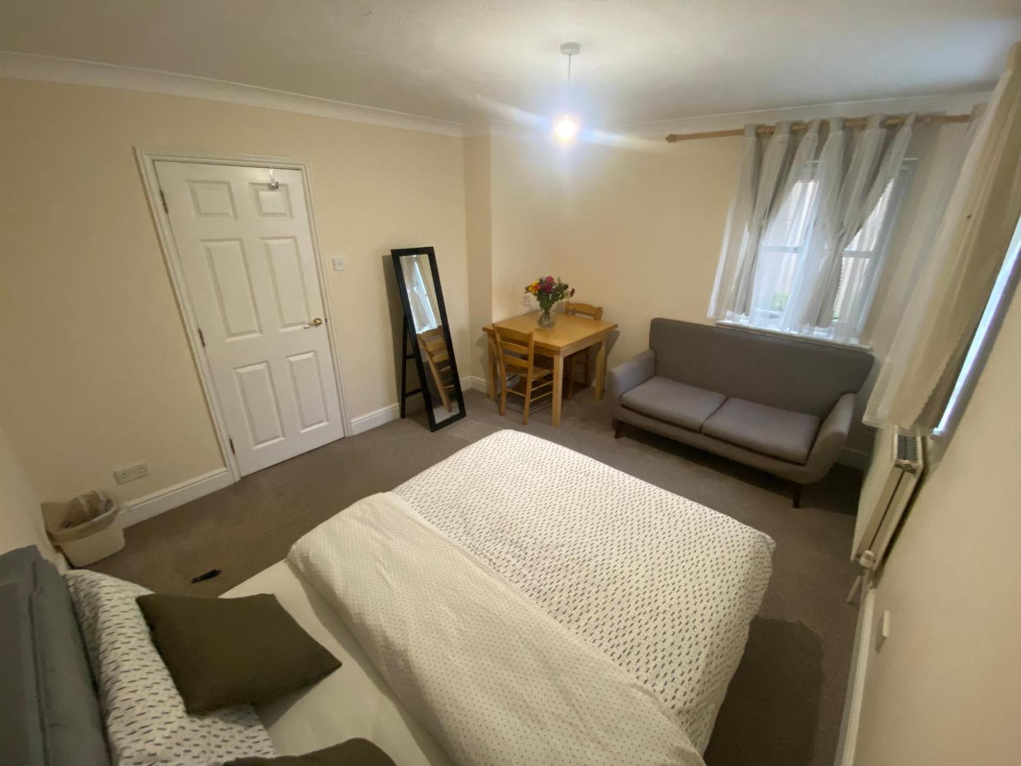 Large Double Bed And Bathroom Oxford Exteriör bild