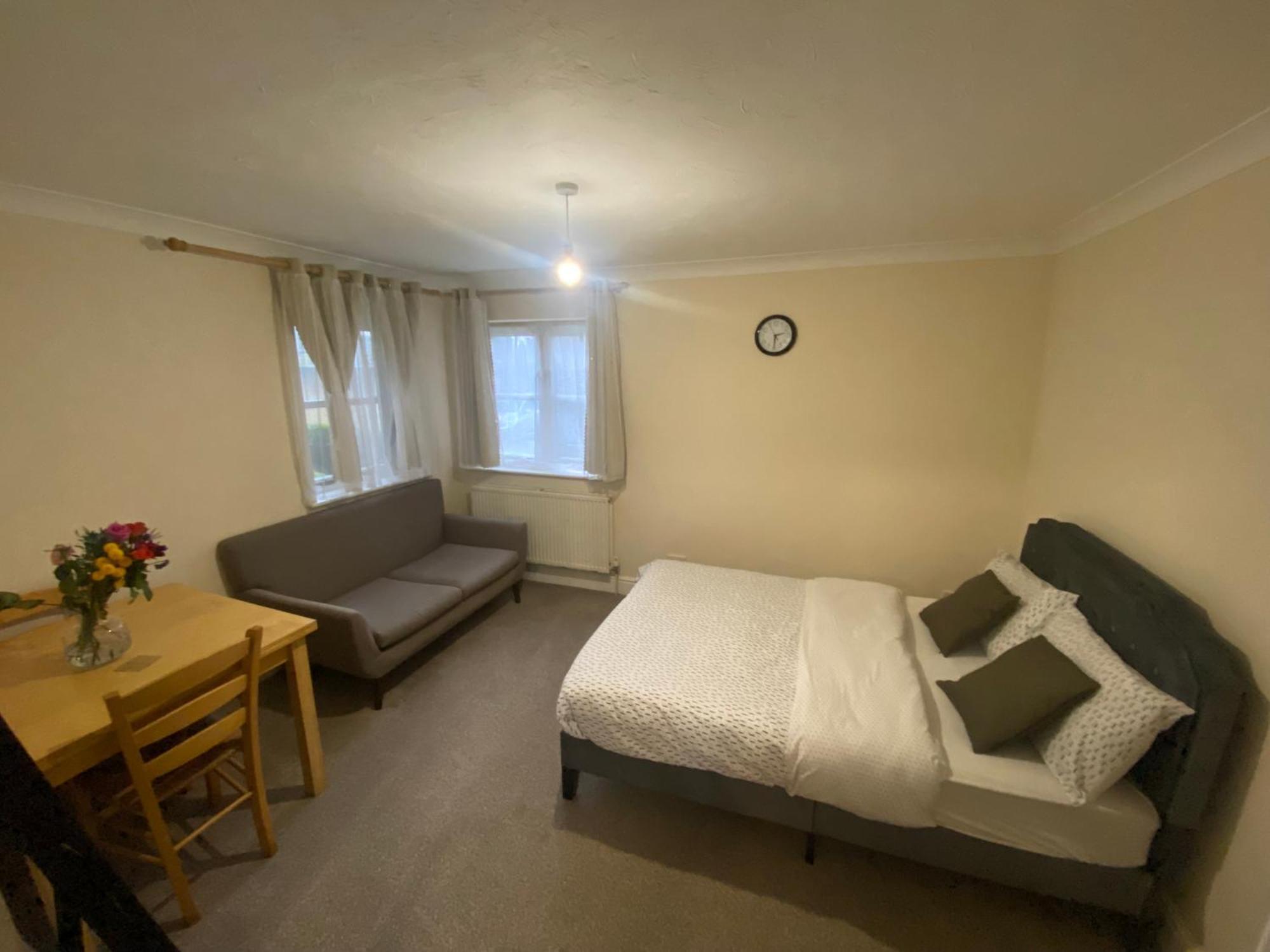 Large Double Bed And Bathroom Oxford Exteriör bild